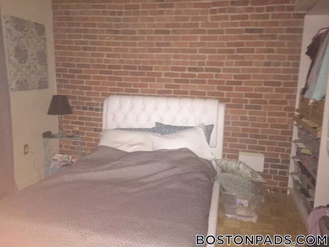 Building Photo - 108 Gainsborough St