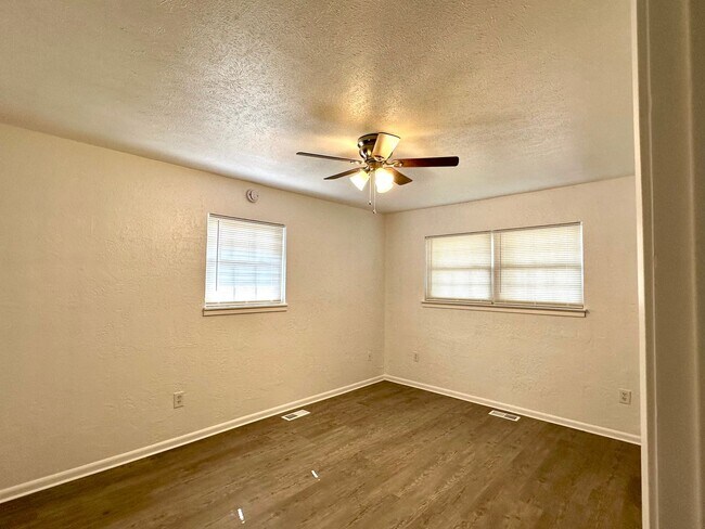 Building Photo - 3 Bed | 2 Bath | Pool | Screened Porch