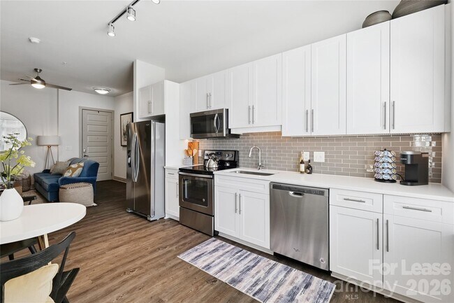 Building Photo - 905 Kenilworth Ave