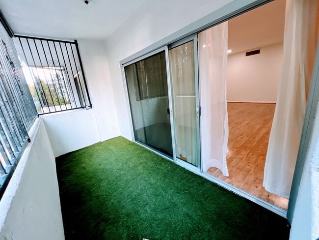 Balcony - 521 Montana Ave