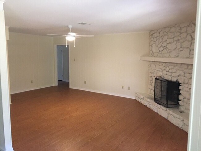 Building Photo - 1115 Briar Creek Rd