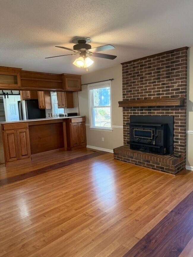 Building Photo - 3 Bedroom/2 Bathroom - Close to SJAFB, Shopping, Restaurants!