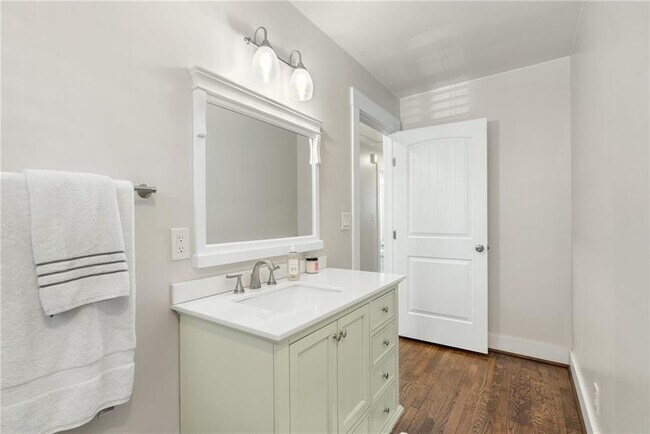 Building Photo - 2026 Harwinor Rd SE