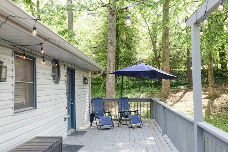 Building Photo - 39 Southwicke Dr