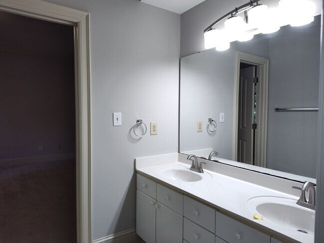 Building Photo - Stunning home located in the Popular Piper Glenn Community!