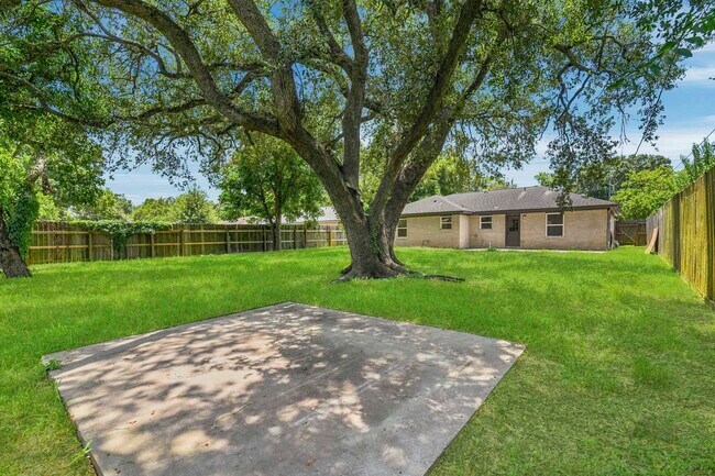 Building Photo - 913 Meadowlane St