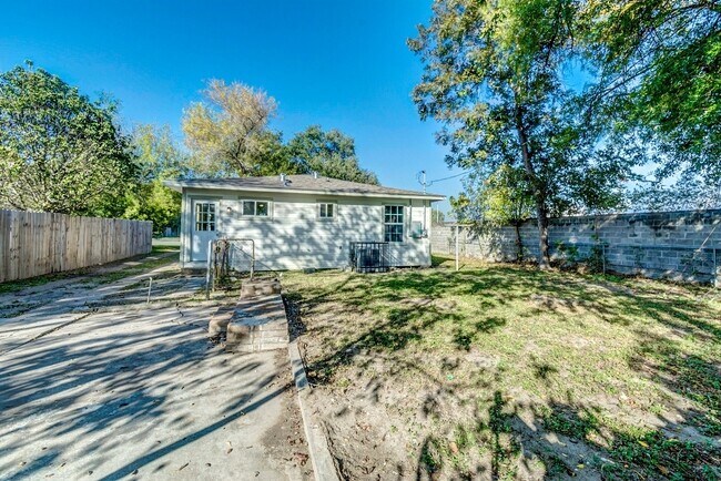 Building Photo - 1001 9th Ave N