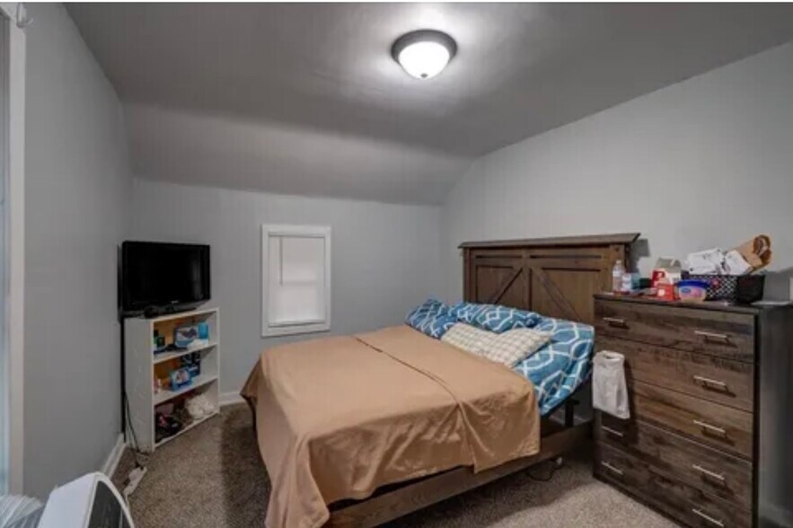 Bedroom - 212 E Howard St