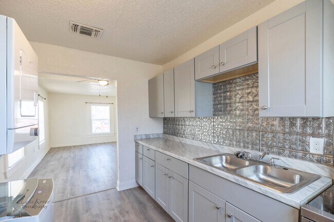 Building Photo - 2 bed 1 bath, New kitchen, new windows!