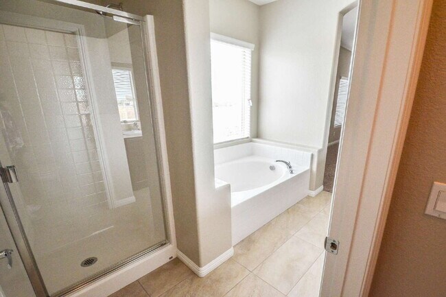 Building Photo - "Spacious 4-Bedroom Retreat with 2.5 Baths in Vibrant Las Vegas Locale!"