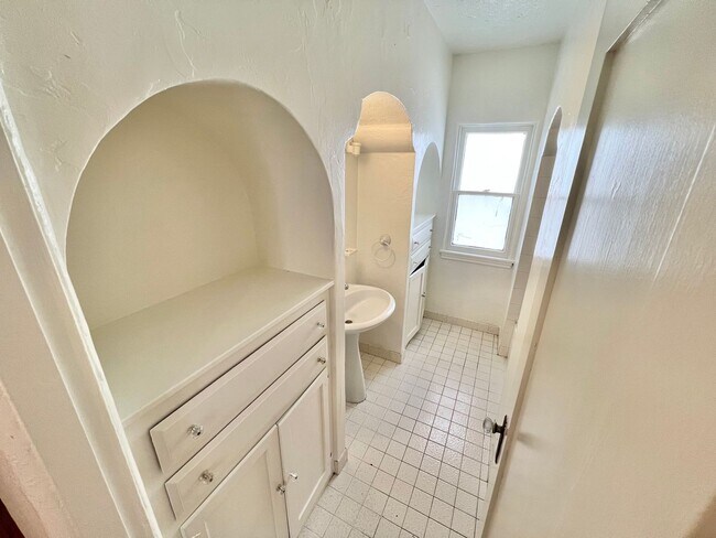Building Photo - Charming Belmont Shore 2BD/1BA in Spanish-Style Duplex | Garage Included