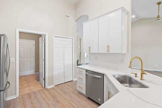 Building Photo - 24 Lakecliff Dr