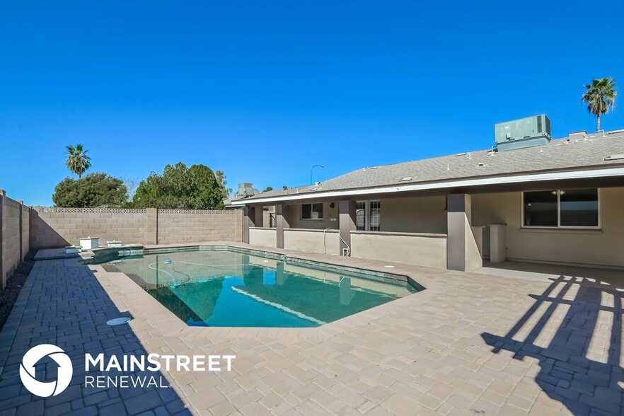 Building Photo - 2255 E Gable Ave