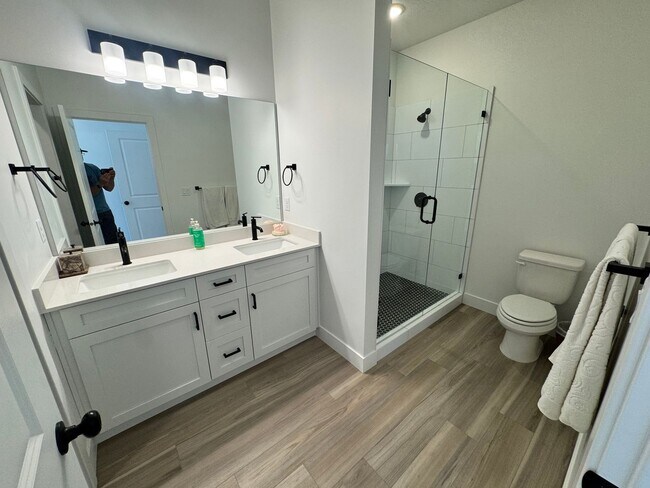 Building Photo - 3 Bed Condo In Desert Color!