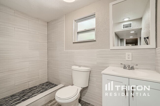 Building Photo - 7001 Onyx Dr N