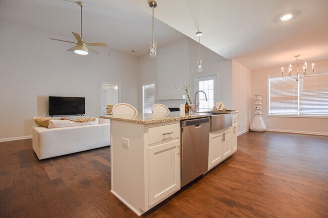 Building Photo - Pet Friendly Three Bedroom!