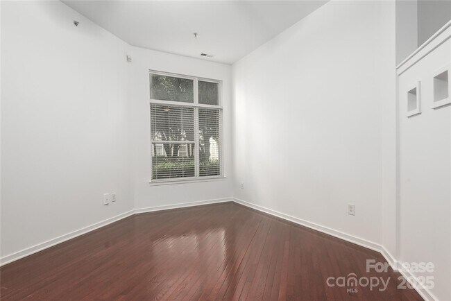 Building Photo - 2125 Southend Dr