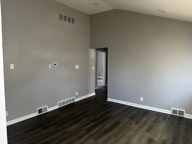 Building Photo - 3 BEDROOM HOME IN WARREN