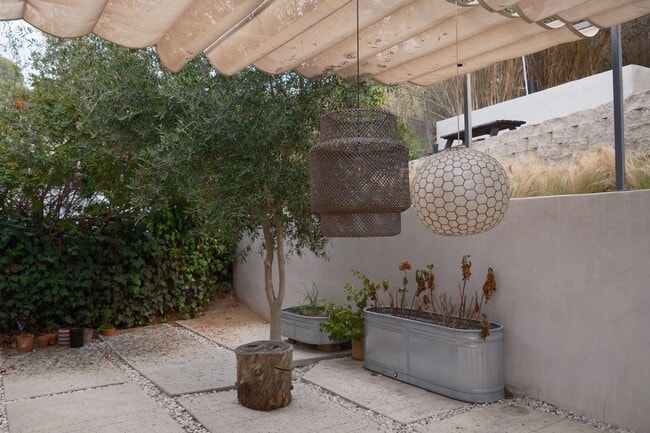 Building Photo - Serene 2bed /1 Bath Spanish Hideaway in He...