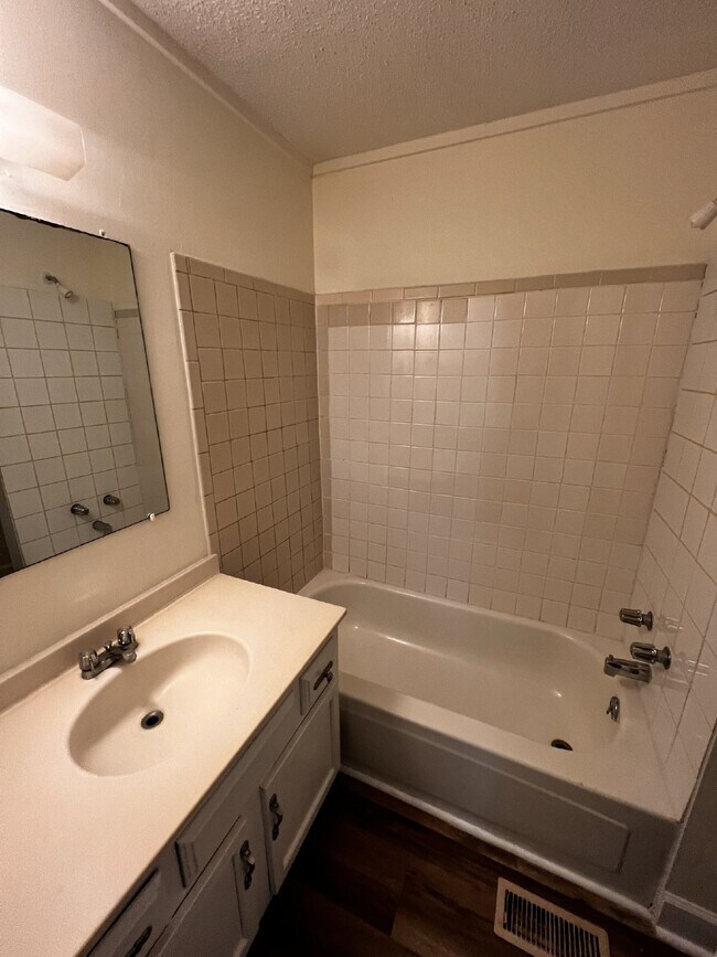 Building Photo - Home For Rent