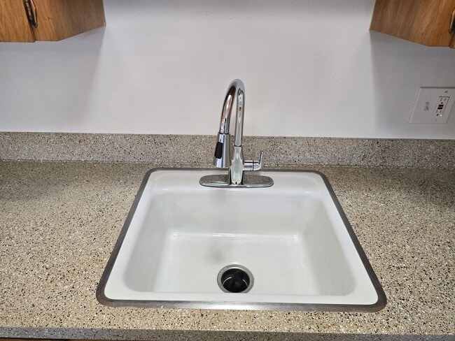 Building Photo - *!*!* Ground Floor Pet Friendly 1 Bedroom ...