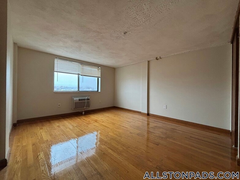 Primary Photo - 1110 Commonwealth Ave