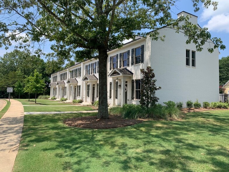 Building Photo - Like New Colonial Style Townhome close to Downtown Opelika