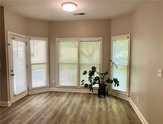 Building Photo - 2887 Montview Dr SW