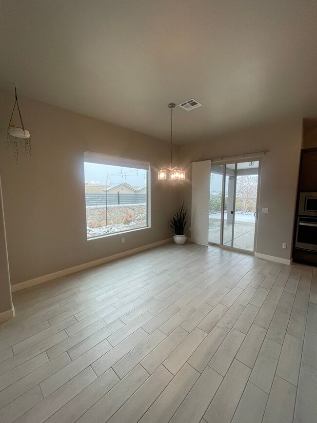 Building Photo - Gorgeous Newer 3 Bedroom / 2.5 Bathroom Ho...