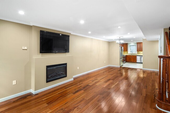 Building Photo - 208 9th St