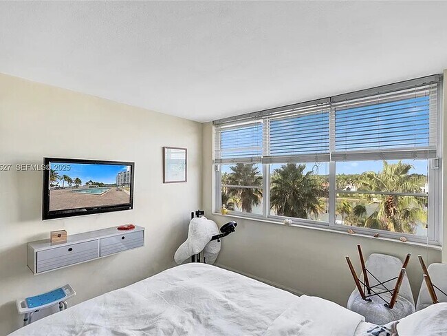 Building Photo - 5005 Collins Ave