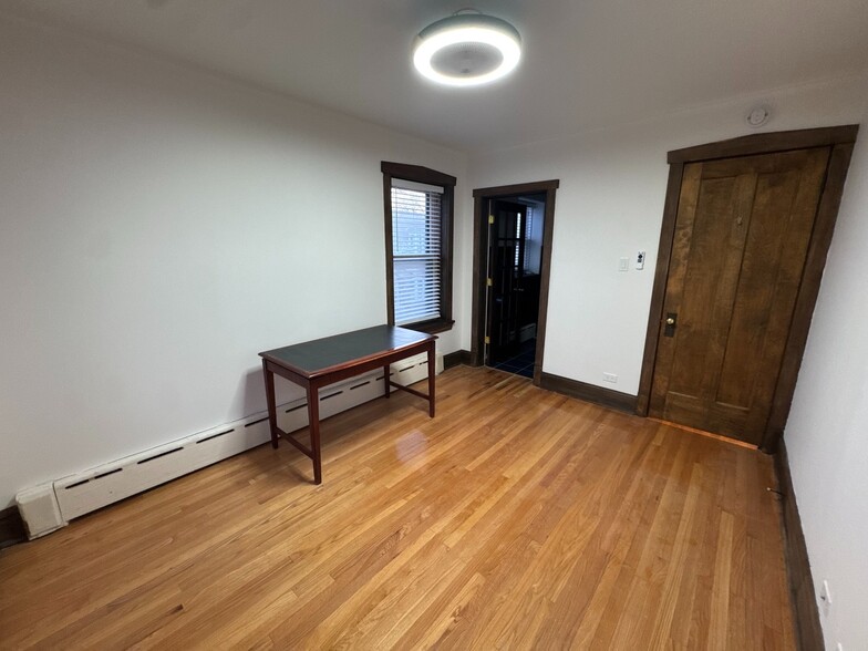 Building Photo - 2437 W North Shore Ave