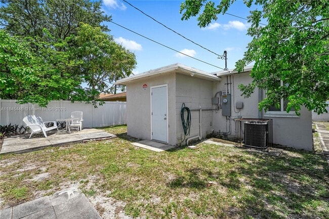Building Photo - 2227 Cody St