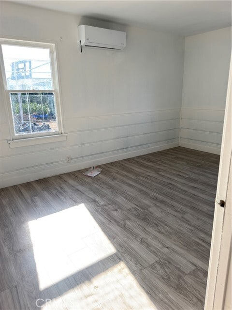 Building Photo - 643 S Nutwood St