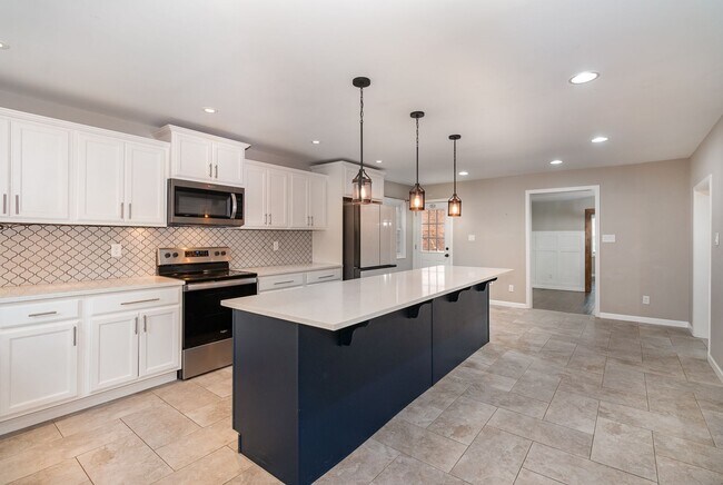 Building Photo - 4 Bedroom home in historic downtown Carlis...