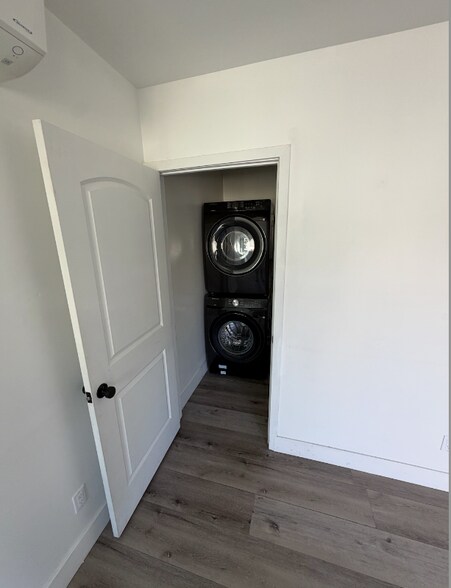 Building Photo - 316 W 54th St