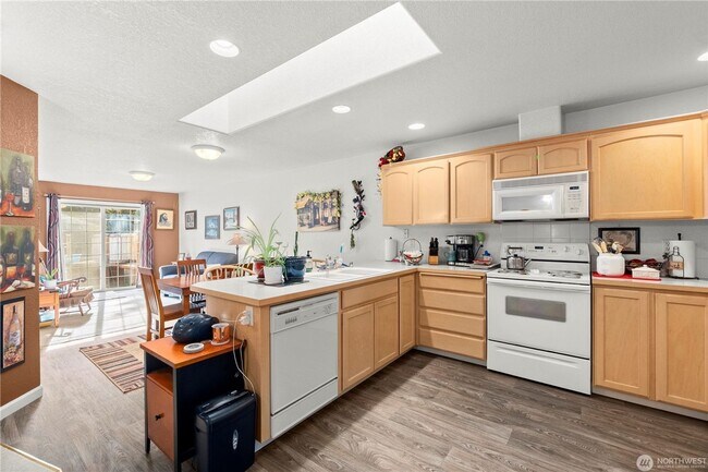 Building Photo - Quiet Updated Townhome in Prime Location!
