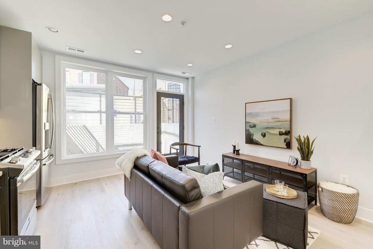 living room - 1344 Maryland Ave NE