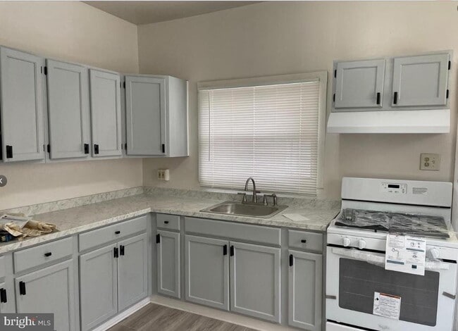 Building Photo - 352 N Gross St