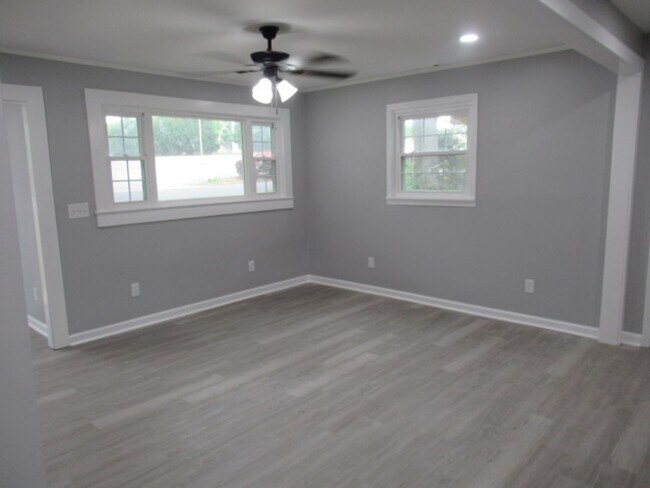 Building Photo - Cute, remodeled 3bd 1ba house