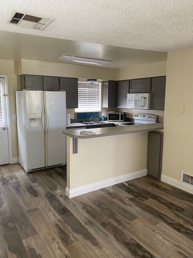 Building Photo - 2 Bedroom 1.5 Bathroom Townhome in Dixie Downs!