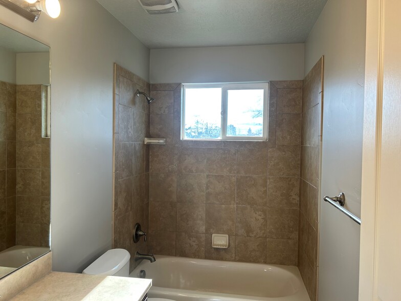 Full Bathroom - 2773 W Harker View Ln