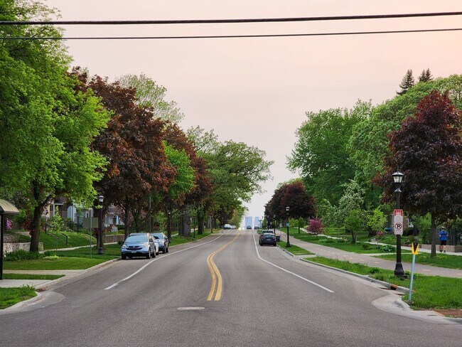 View from Como & Hamline of Mpls skyline - 1410 Breda Ave