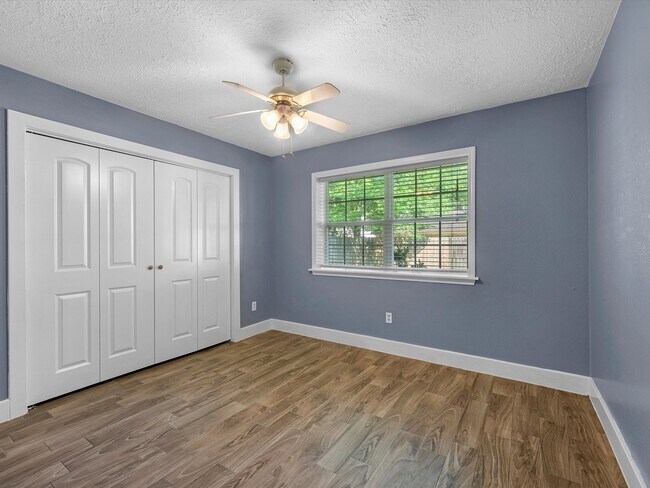 Building Photo - 3010 Glen Spring Dr