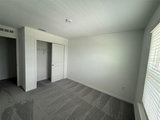 Building Photo - 3565 Dahlia Dr