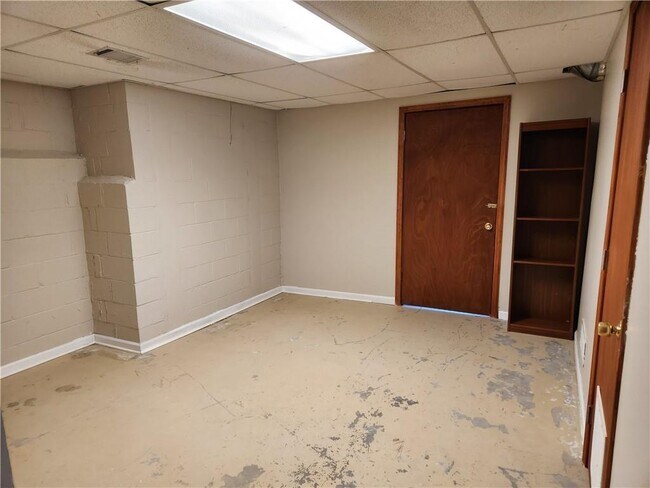 Building Photo - 3234 Valley View St