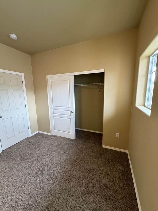 Building Photo - Modern Comfort Meets Easy Living in McKenzie Ridge Estates