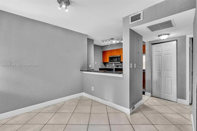 Building Photo - 2881 N Oakland Forest Dr