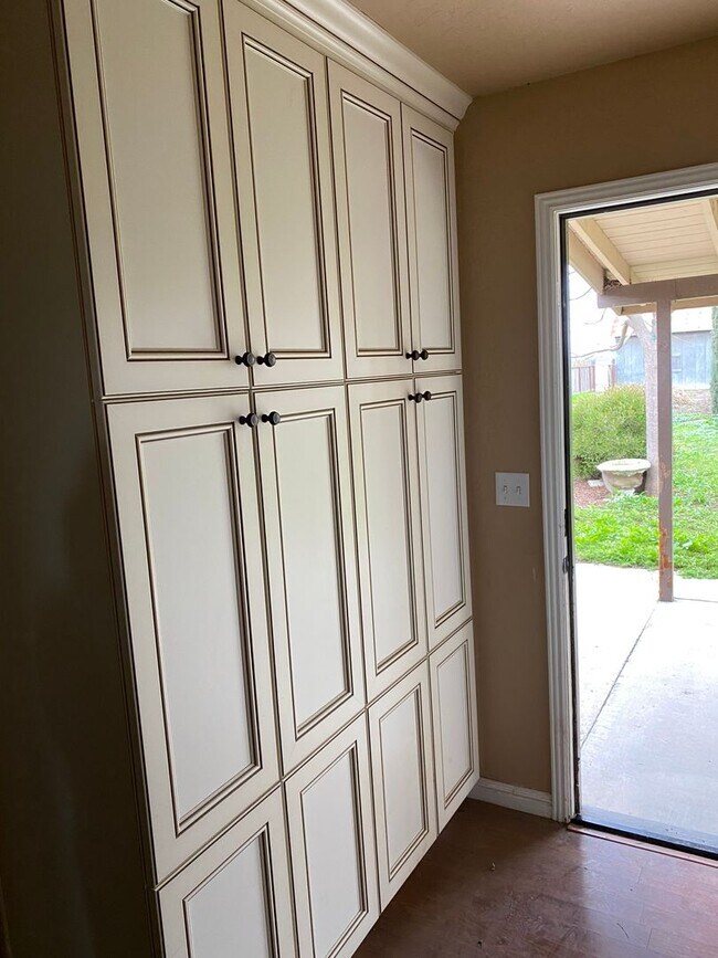 Building Photo - Country living and space!