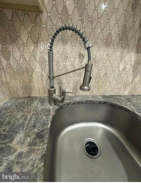 Building Photo - 320 Loney St